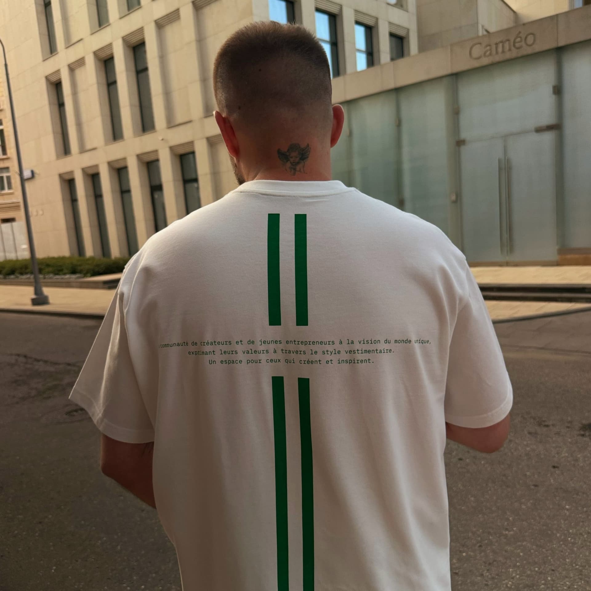 Зеленая улица с граффити и брендовыми коробками